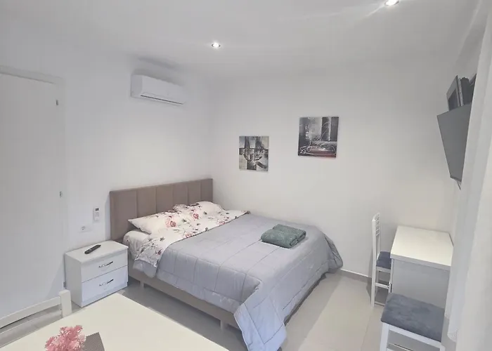 Aj 4* Tirana